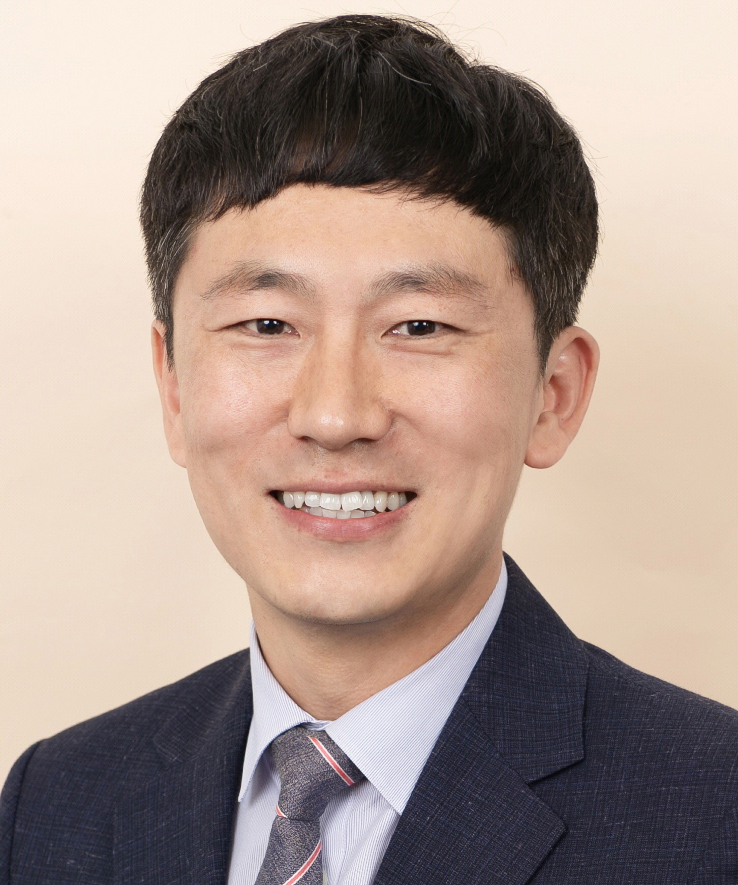 예 정 용 