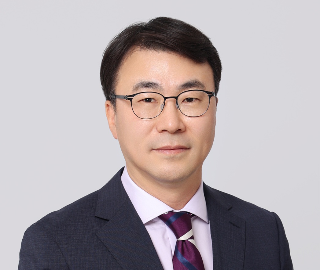 권 형 욱 
